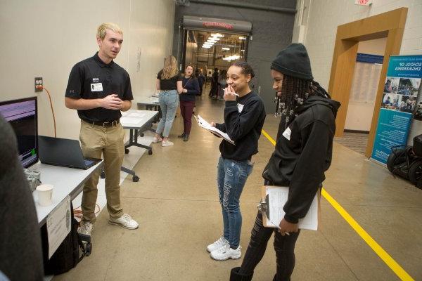 two students look at a senior project in the Shape 创新设计中心